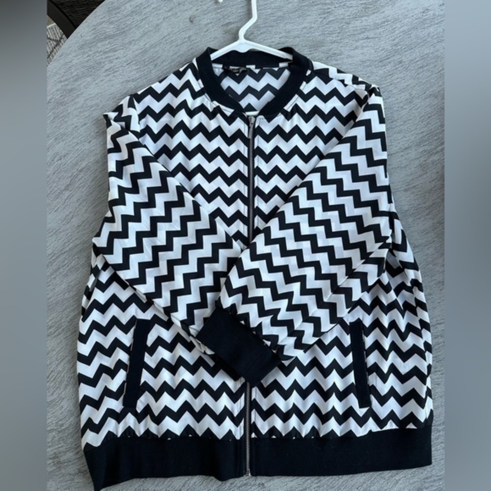 Cupio Brand Chevron Patterned Light Weight Fabric Full Zip Jacket Size Large